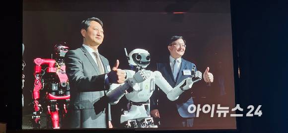 안덕근 산업통상자원부 장관(왼쪽)과 유홍림 서울대 총장이  10일 서울 중구 더플라자호텔에서 열린 K-휴머노이드 연합 출범식에서 에이로봇의 휴머노이드 로봇 '엘리스'와 기념사진을 찍고 있다. [사진=박지은 기자]