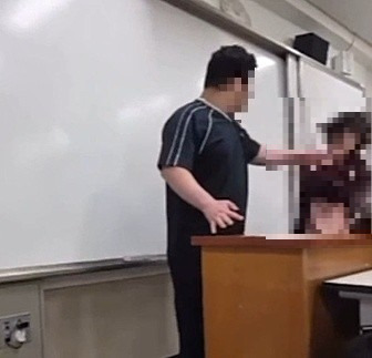 10일 교실에서 교사를 폭행하는 고3 학생 모습 [사진=독자제공/연합뉴스]