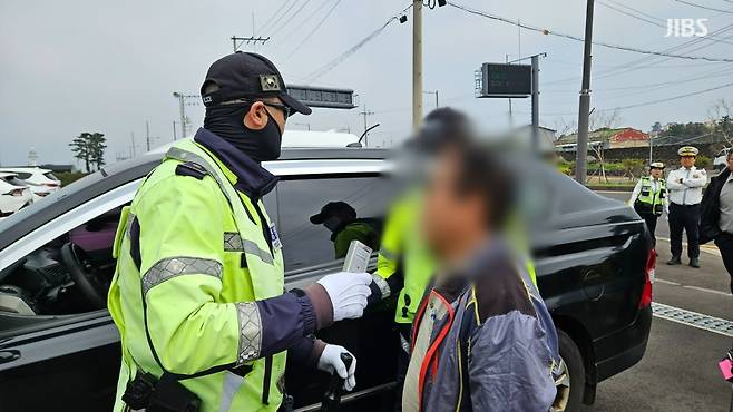 오늘(10일) 낮 제주국제공항 인근 왕복 6차선 도로에서 숙취 운전을 하다 적발된 60대 남성 (사진, 김재연 기자)