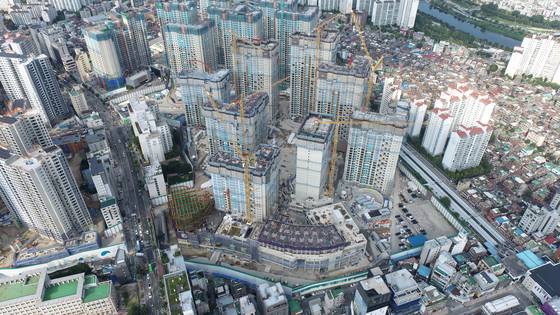 서울 동대문구 이문동에 들어서는 '이문아이파크자이'(가운데)와 '래미안라그란데(왼쪽) 공사 현장. [사진 HDC현대산업개발]