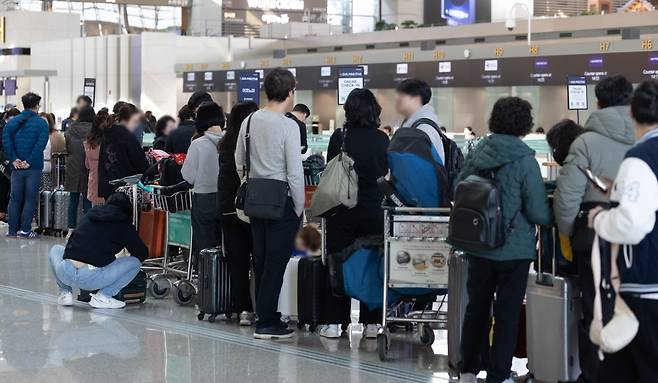 인천국제공항 출국장에서 여행객들이 탑승수속을 위해 줄 서 있다. 사진=뉴스1