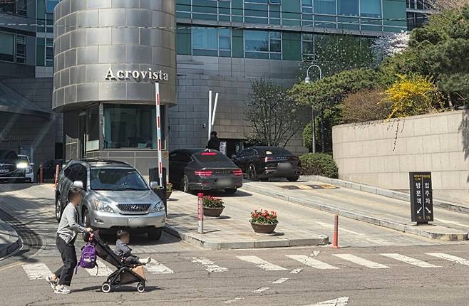 서울 서초동 아크로비스타 후문/ 사진=정희원 기자