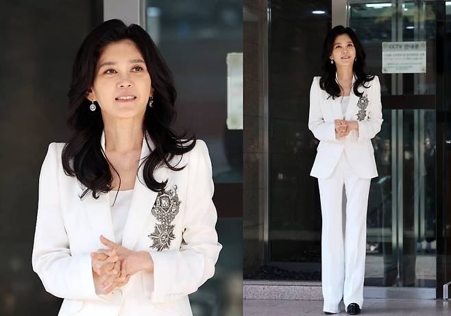 지난해 주총 현장에서 이 사장의 패션. 알렉산더 맥퀸의 흰색 자켓과 바지가 눈에 띈다. 사진=뉴스1