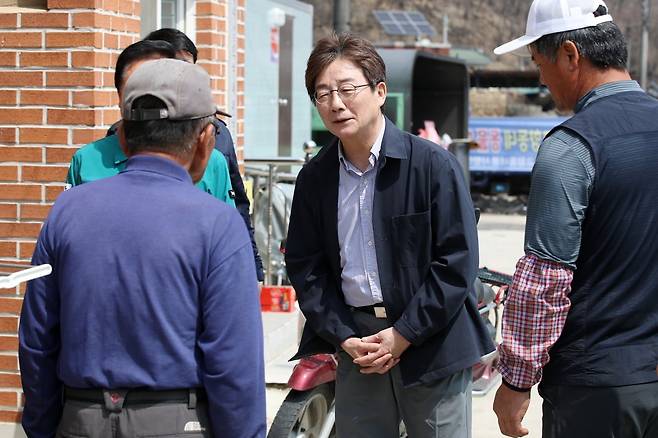 유승민 전 국민의힘 의원이 10일 오전 경북 안동시 일직면 원리를 찾아 산불 피해 이재민들의 어려움을 듣고 주민들을 위로하고 있다.  / 사진=뉴스1