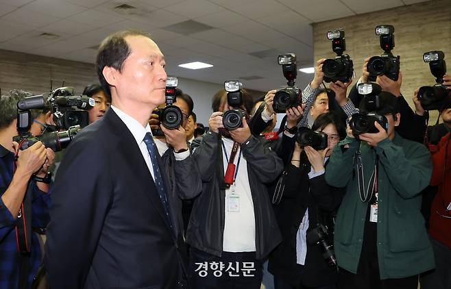이완규 법제처장이 9일 국회 법사위 회의실 앞에서 사진기자들의 플래시 세례를 받고 있다. 박민규 선임기자
