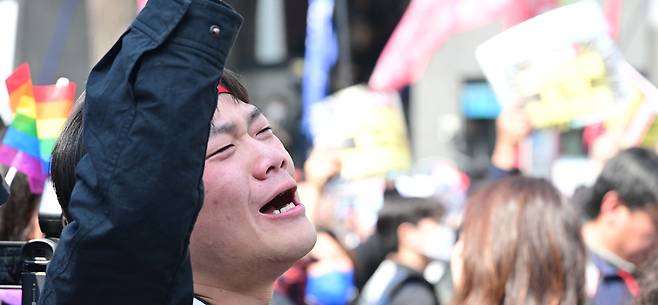 Citizens cheer as the Constitutional Court unanimously ruled to uphold Yoon Suk Yeol's impeachment on April 4. (The Korea Herald/ Lee Sang-sub)