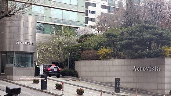A car enters the Acrovista apartment complex in Seocho District, southern Seoul, where former President Yoon Suk Yeol previously lived and where he and wife Kim Keon Hee will return after leaving the presidential residence on April 10, on April 9. [PARK JONG-SUH]
