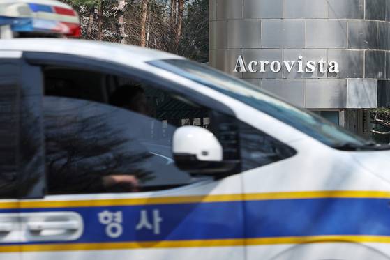 A police car is parked outside the Acrovista apartment complex in southern Seoul, where former President Yoon Suk Yeol previously lived and where he and wife Kim Keon Hee will return after leaving the presidential residence on April 10. [NEWS1]