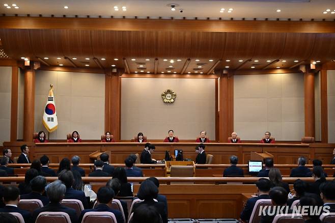 헌법재판관들이 4월4일 서울 종로구 헌법재판소 대심판정에서 윤석열 대통령 탄핵심판 선고를 하고 있다. 사진공동취재단