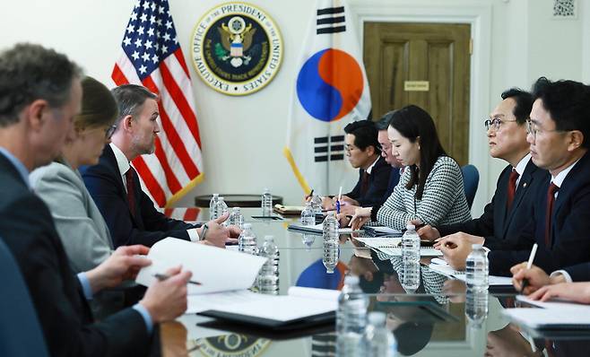 美 무역수장 만난 정인교 통상본부장 정인교 산업통상자원부 통상교섭본부장(오른쪽 둘째)이 8일(현지시간) 미국 워싱턴DC 미국 무역대표부 회의실에서 제이미슨 그리어 대표(왼쪽 셋째)와 면담을 하고 있다. 정 본부장은 미국의 기본관세, 상호관세, 품목관세 부과와 관련한 한국 측의 우려를 전달했다.  산업통상자원부