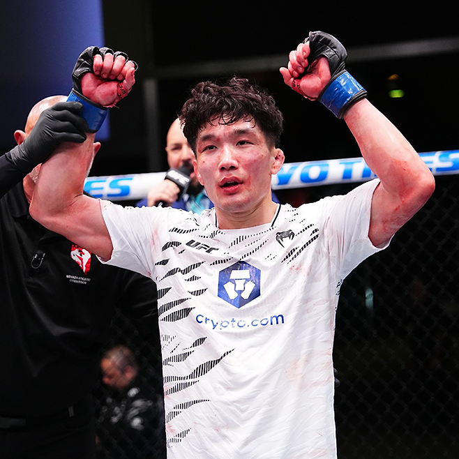 이창호가 2025년 4월 미국 네바다주 엔터프라이즈 UFC on ESPN 65 밴텀급 경기 승리 선언을 받고 있다. 사진=TKO