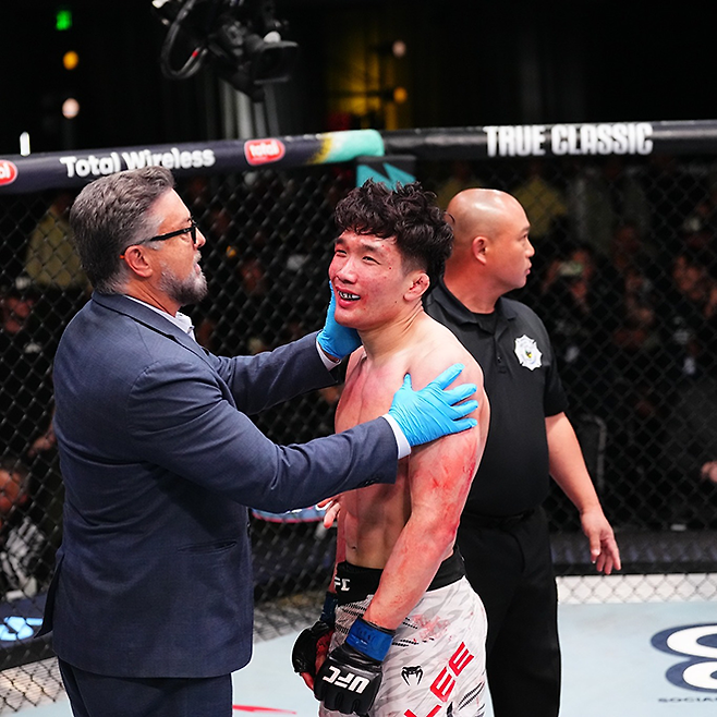 이창호가 2025년 4월 미국 네바다주 엔터프라이즈 UFC on ESPN 65 밴텀급 경기 승리 후 미소를 지으며 건강 상태를 점검받고 있다. 사진=TKO