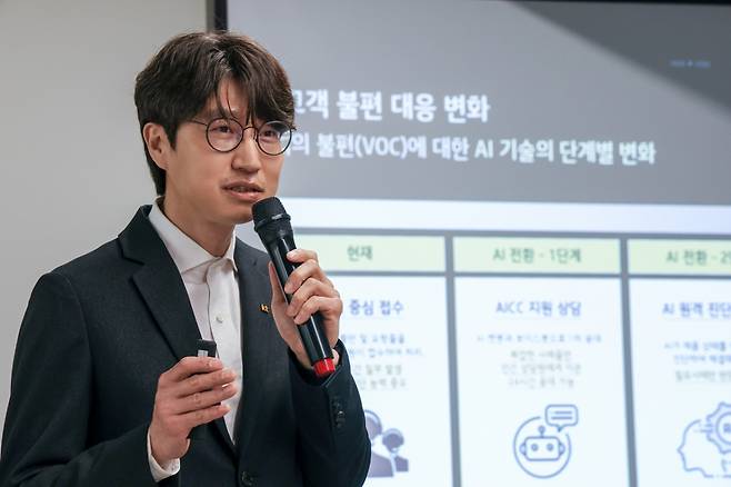 곽민제 KT 네트워크부문 네트워크운용혁신담당(상무)이 10일 광화문 사옥에서 무선 네트워크에 도입한 AI 예측 서비스를 설명하고 있다. /사진=KT