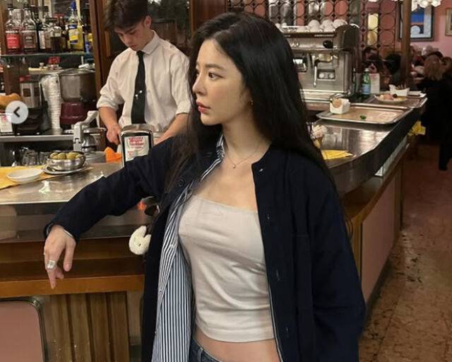 장재인이 크롭 티를 입고 있다. / 장재인 SNS 캡처