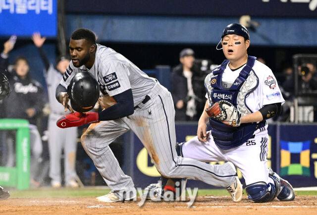 2025년 4월 10일 오후 서울 잠실구장에서 진행된 '2025 신한 SOL뱅크 KBO 리그' 한화 이글스와 두산 베어스의 경기. 한화 3루 주자 플로리얼이 6회초 1사 1.3루서 1루 주자 문현빈이 2루 도루를 할때 이중도루를 시도해 홈에서 세이프되고 있다./마이데일리