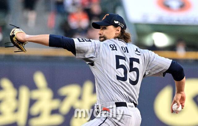 2025년 4월 10일 오후 서울 잠실구장에서 진행된 '2025 신한 SOL뱅크 KBO 리그' 한화 이글스와 두산 베어스의 경기. 한화 선발투수 와이스가 역투하고 있다./마이데일리