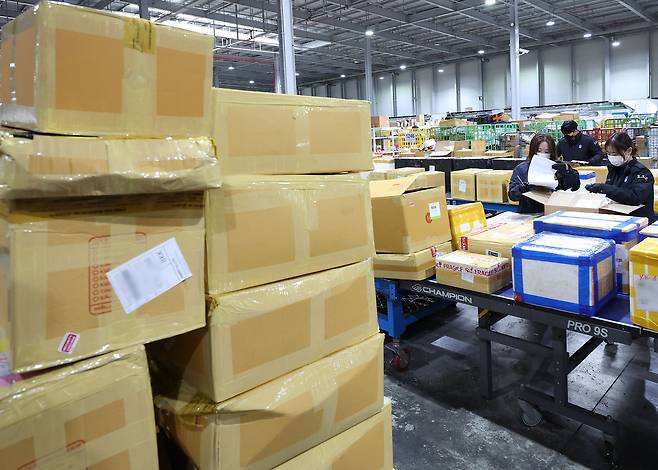 달러 강세에 따른 고환율이 장기화하면서 미국 직구(직접구매) 규모가 급격하게 줄고 있다. 사진은 인천시 중구 인천공항본부세관 특송물류센터에서 직구 물품을 살펴보고 있는 관계자들 [연합]