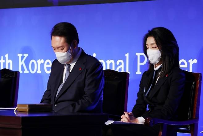 윤석열 대통령과 부인 김건희 여사가 2022년 12월 5일 서울 강남구 그랜드 인터컨티넨탈 서울파르나스에서 열린 제54회 국가조찬기도회에 참석해 기도를 하고 있다. [대통령실통신사진기자단]