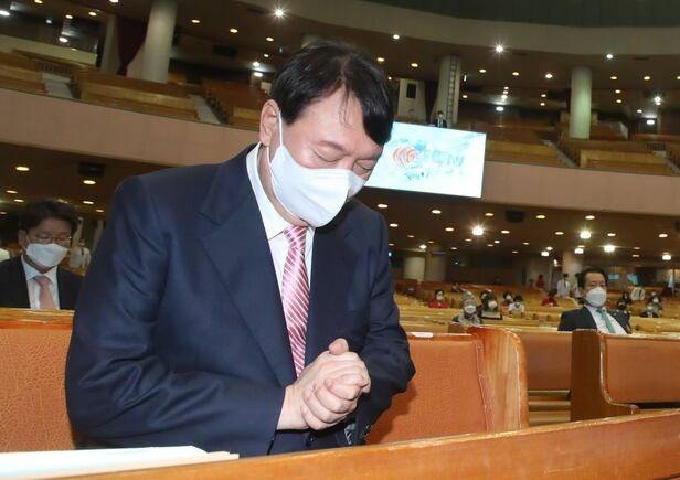 국민의힘 윤석열 대선 경선 예비후보가 2021년 10월 10일 오전 서울 여의도 순복음교회 본당을 찾아 예배에 앞서 기도하고 있다. [국회사진기자단]