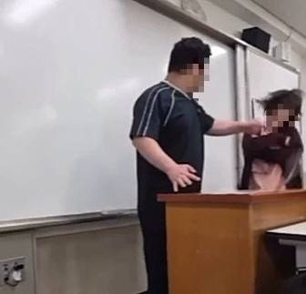 서울 양천구 목동의 한 고등학교 교실에서 고3 학생이 교사를 폭행하는 모습. [연합]