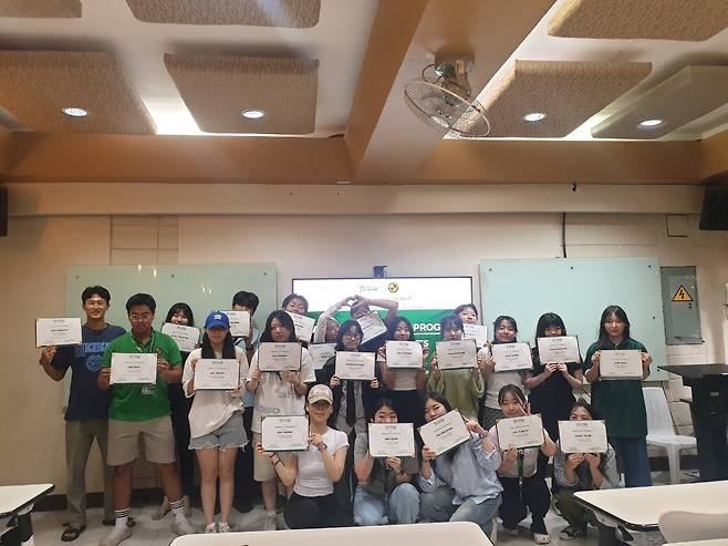 2024년 파란사다리 사업 필리핀 라샬 대학교 연수 수료 사진.[대구대 제공]