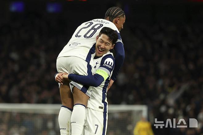 [런던=AP/뉴시스] 토트넘 홋스퍼의 손흥민(오른쪽)이 지난달 13일(현지 시간) 영국 런던의 토트넘 홋스퍼 스타디움에서 열린 2024-25 유럽축구연맹(UEFA) 유로파리그(UEL) 16강 2차전 AZ 알크마르(네덜란드)의 경기 후반 29분 쐐기 골을 넣은 윌슨 오도베르를 안아주고 있다. 오도베르는 멀티 골을, 손흥민은 1도움을 기록하며 팀의 3-1 승리를 이끌었고 토트넘은 1,2차전 합계 3-2로 UEL 8강에 진출했다. 2025.03.14.