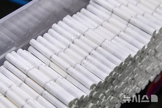 [서울=뉴시스] 한국필립모리스 양산 공장의 센티아 스틱 컴바이너 공정 과정에서 '더블 스틱' 상태의 모습. 더블 스틱 상태의 제품은 반으로 절단된 후 포장 장비인 패커로 이동된다. (사진= 한국필립모리스 제공) photo@newsis.com