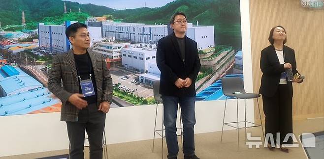 [서울=뉴시스] 지난 8일 경상남도 양산시 한국필립모리스 공장에서 정창권 공장 엔지니어링 부문 총괄 이사(왼쪽)와 차용준 공장 생산 부문 총괄 이사(가운데), 김기화 커뮤니케이션 총괄 상무가 취재진들에게 회사 및 자사 제품 제조 공정에 관해 설명하고 있다. photo@newsis.com