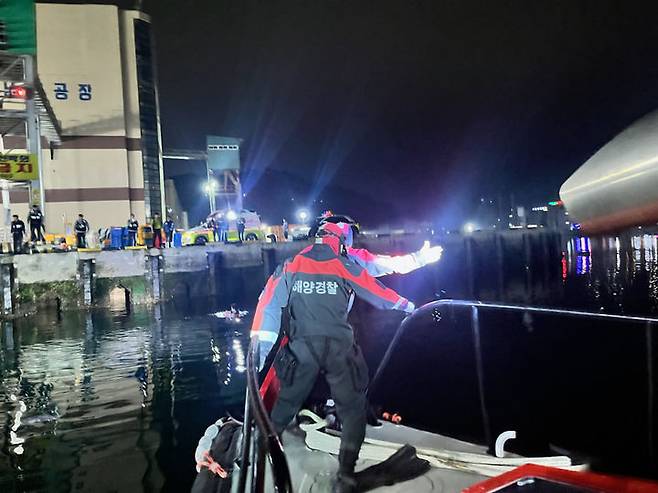[통영=뉴시스] 신정철 기자= 10일 새벽 2시 11분께 경남 통영시 동호항 통영수협 냉동1공장 앞에서 술을 먹고 길을 가다 동호항 바닷물에 빠진 A(29) 씨를 통영해양경찰서 구조대원들이 바닷물에 입수하여 구조하고 있다.(사진=통영해경 제공).2025.04.10. photo@newsis.com *재판매 및 DB 금지