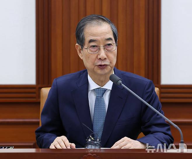 [서울=뉴시스] 최진석 기자 = 한덕수 대통령 권한대행 국무총리가 10일 정부서울청사에서 열린 국정현안관계장관회의를 주재하고 있다. 2025.04.10. myjs@newsis.com