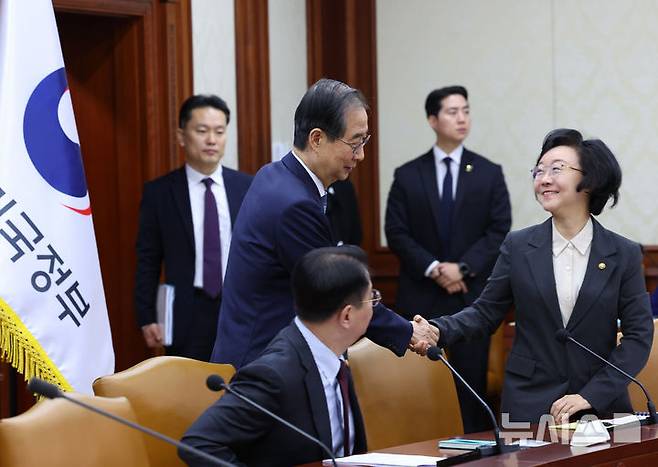 [서울=뉴시스] 최진석 기자 = 한덕수 대통령 권한대행 국무총리가 10일 정부서울청사에서 열린 국정현안관계장관회의에 입장하며 오유경 식품의약품안전처장과 대화하고 있다. 왼쪽은 방기선 국무조정실장. 2025.04.10. myjs@newsis.com