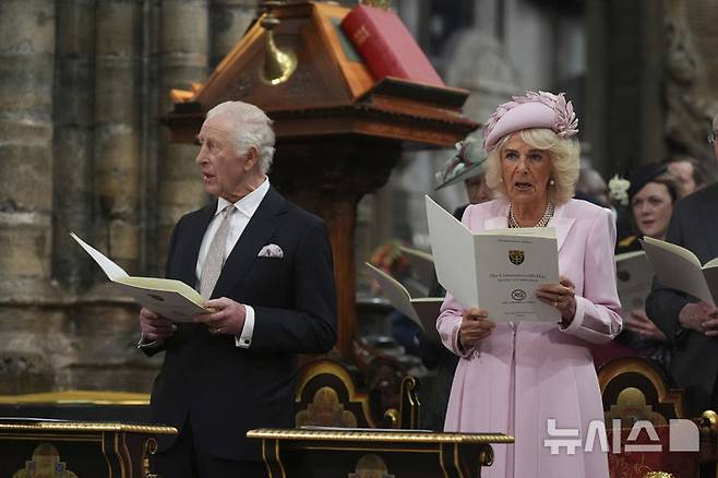 [런던=AP/뉴시스] 찰스 3세 영국 국왕이 이탈리아 의회에서 "평화는 결코 당연한 것이 아니다"라며 양국이 단결해야 한다고 촉구했다. 사진은 찰스 3세가 지난달 10일(현지 시간) 커밀라 왕비와 함께 런던의 웨스트민스터 사원에서 열린 연례 '영연방의 날' 기념 예배에 참석한 모습. 2025.03.11.