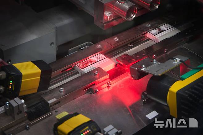 [서울=뉴시스] 한국필립모리스 양산 공장 내 센티아 공정에서 팩의 바코드 및 데이터 코드 품질을 검사하는 모습. (사진= 한국필립모리스 제공) photo@newsis.com