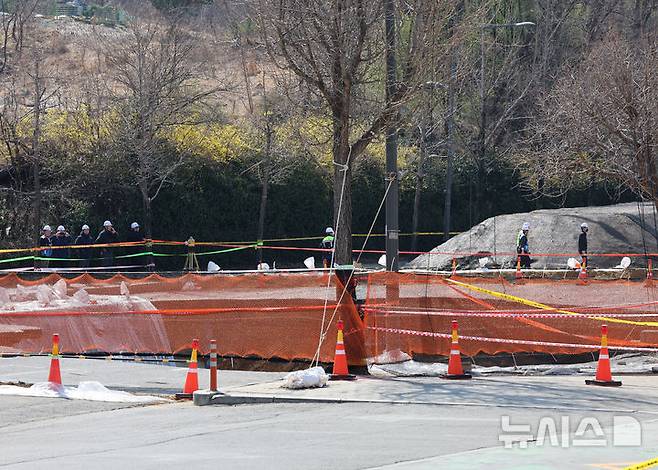 [서울=뉴시스] 이영환 기자 = 지난달 31일 오전 서울 강동구 명일동 대형 땅꺼짐(싱크홀) 사고 현장에서 강동수도사업소, 서울아리수본부 관계자들이 현장을 살펴보고 있다. 2025.03.31. 20hwan@newsis.com