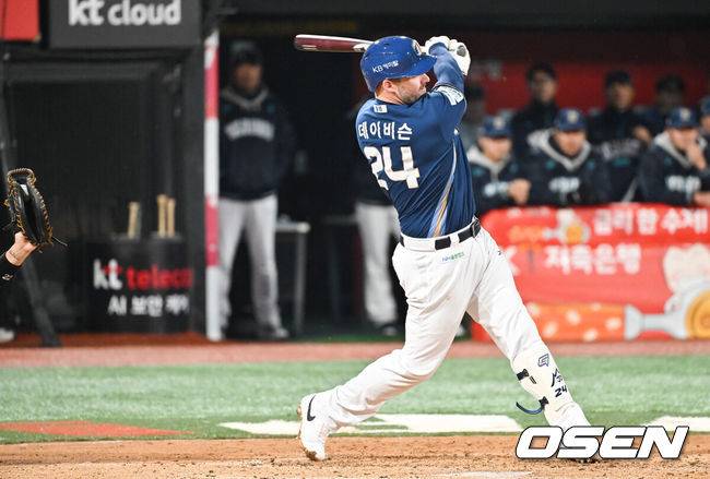 [OSEN=수원, 박준형 기자] 9일 수원KT위즈파크에서 ‘2025 신한 SOL BANK KBO리그’ KT 위즈와 NC 다이노스의 경기가 진행됐다.이날 경기에서 KT는 헤이수스를, NC는 로건을 선발투수로 내세웠다.3회초 1사 1,3루 NC 데이비슨이 헛스윙 삼진아웃되고 있다.  2025.04.09 / soul1014@osen.co.kr