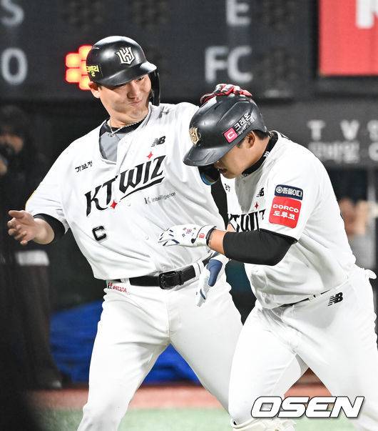 [OSEN=수원, 박준형 기자] 9일 수원KT위즈파크에서 ‘2025 신한 SOL BANK KBO리그’ KT 위즈와 NC 다이노스의 경기가 진행됐다.이날 경기에서 KT는 헤이수스를, NC는 로건을 선발투수로 내세웠다.8회말 1사 1루 KT 강백호가 2점 홈런을 날린뒤 1루 주자 장성우의 축하를 받고 있다.   2025.04.09 / soul1014@osen.co.kr