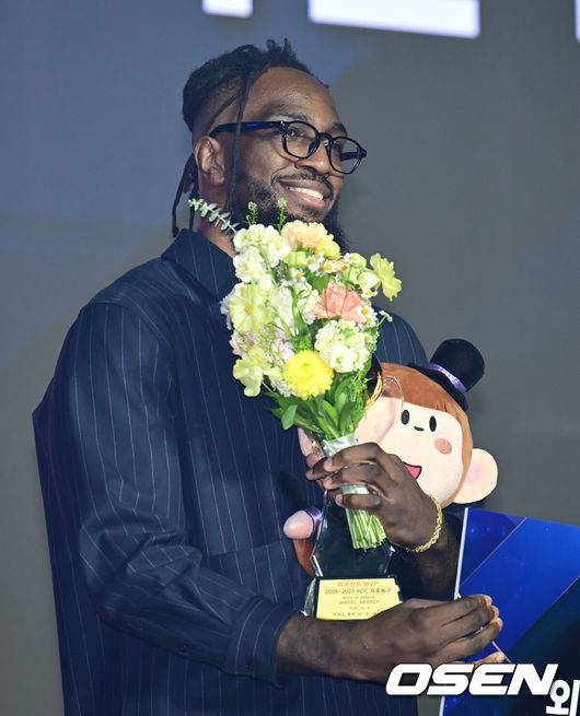 [OSEN=김성락 기자] 9일 오후 서울 강남구 그랜드 인터컨티넨탈 서울 파르나스 그랜드볼룸에서 '2024-2025 KCC 프로농구 시상식' 행사가 열렸다. 시상식에서는 정규 시즌 최고의 활약을 펼친 MVP, 신인왕, 베스트 5 등 주요 선수들에게 수상이 전해진다. SK 워니가 외국 선수 MVP를 수상한 뒤 기뻐하고 있다. 2025.04.09 / ksl0919@osen.co.kr