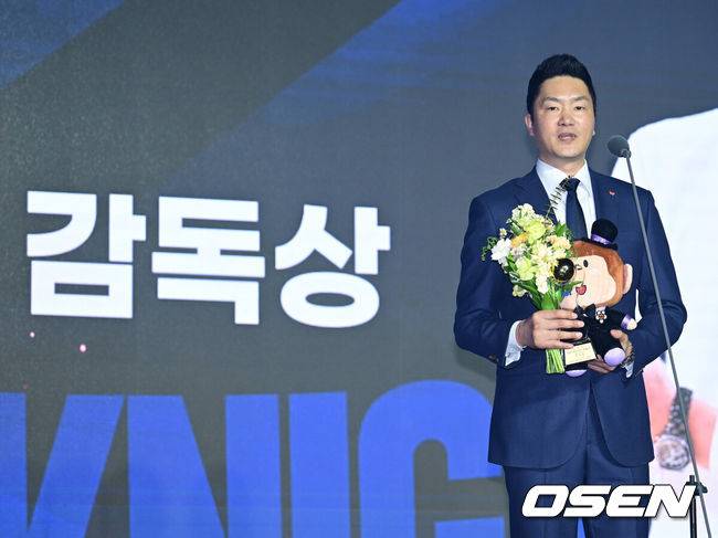 [OSEN=김성락 기자] 9일 오후 서울 강남구 그랜드 인터컨티넨탈 서울 파르나스 그랜드볼룸에서 '2024-2025 KCC 프로농구 시상식' 행사가 열렸다. 시상식에서는 정규 시즌 최고의 활약을 펼친 MVP, 신인왕, 베스트 5 등 주요 선수들에게 수상이 전해진다. SK 전희철 감독이 감독상을 수상한 뒤 소감을 전하고 있다. 2025.04.09 / ksl0919@osen.co.kr