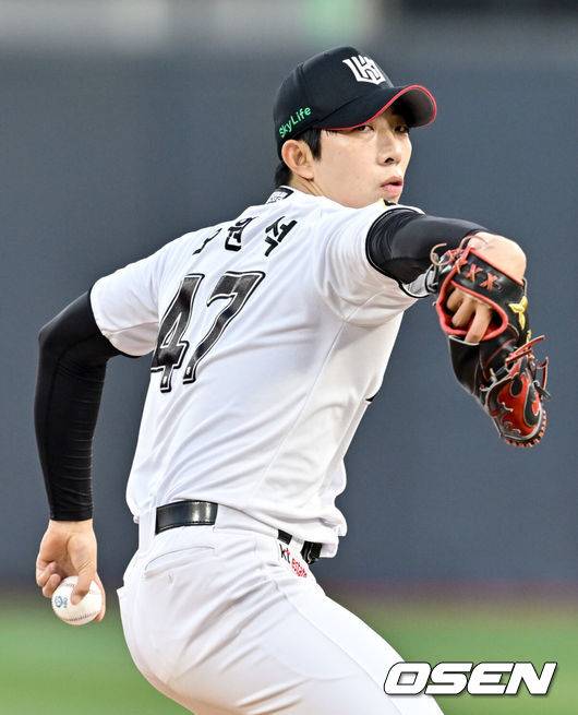 [OSEN=수원, 조은정 기자]10일 오후 경기도 수원 KT위즈파크에서 ‘2025 신한 SOL Bank KBO리그’ KT 위즈와 NC 다이노스의 경기가 열렸다.홈팀 KT는 오원석, 방문팀 NC는 라일리를 선발로 내세웠다.1회초 KT 선발 오원석이 역투하고 있다. 2025.04.10 /cej@osen.co.kr