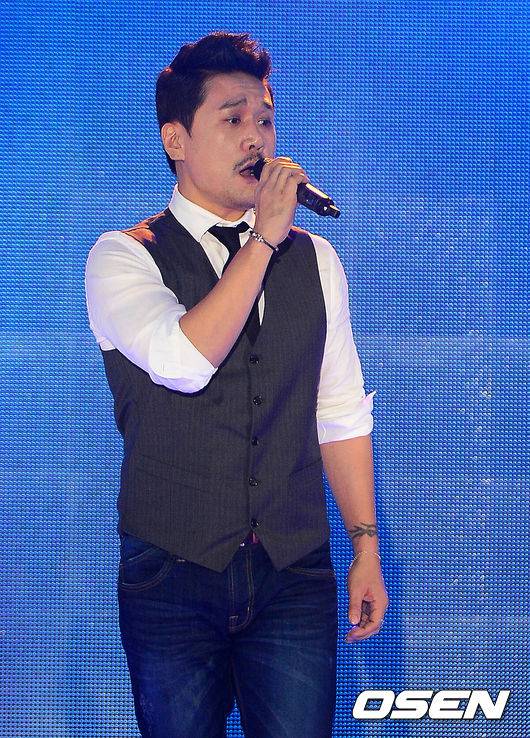 [OSEN=곽영래 기자] 26일 오후 서울 스탠다드차타드 본점 스탠다드차타드 홀에서 'SBS MTV Special 에이즈 예방 캠페인 콘서트'가 열렸다.JK김동욱이 멋진 무대를 선보이고 있다.이번 콘서트는 JK 김동욱, 윤하, 스피카, 다비치, 빅스, 비투비, 어반자카파, 진주 등 국내 가수들이 참여해 대중들에게 에이즈에 대한 올바른 정보를 전달하고 예방하자는 취지에서 마련됐다. 에이즈 예방 캠페인은 지난 2007년부터 7년째 이어지고 있는 의미 있는 행사로 에이즈에 대한 인식 개선 및 예방을 위한 공익성 활동이다./youngrae@osen.co.kr