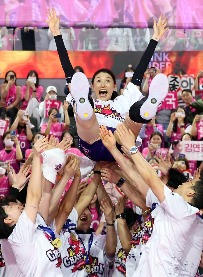 지난 8일 오후 인천시 부평구 삼산월드체육관에서 열린 도드람 V리그 여자부 챔피언결정전 5차전 흥국생명과 정관장의 경기에서 통합우승을 차지한 흥국생명 선수단이 김연경에게 헹가래를 치고 있다. 뉴스1