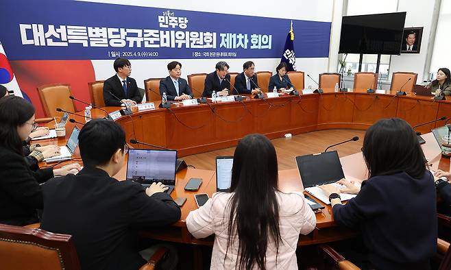 더불어민주당 이춘석 대선특별당규준비위원장이 지난 9일 서울 여의도 국회에서 열린 민주당 대선특별당규준비위원회 제1차회의에서 발언을 하고 있다. 뉴시스