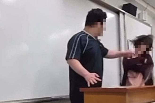 10일 서울 목동의 한 고교 교실에서 교사를 폭행하는 고3 학생 모습. 연합뉴스(독자 제공)