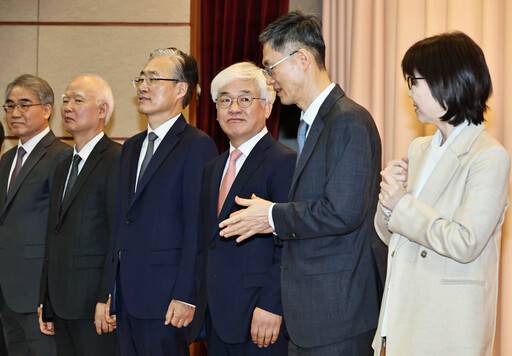 마은혁(왼쪽 네번째) 헌법재판관이 9일 서울 종로구 헌법재판소에서 열린 취임식에서 문형배 헌법재판소장 권한대행과 대화하고 있다. 뉴시스