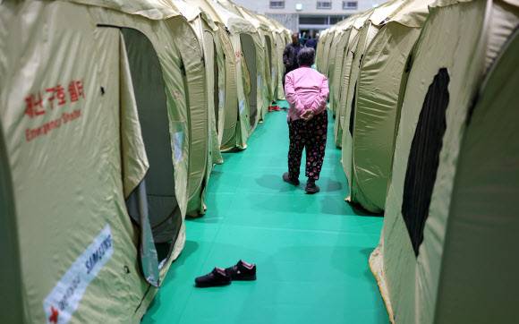 지난 7일 오후 경남 하동군 옥종면 옥천관에 마련된 하동 산불 이재민 대피소에서 이재민이 이동하고 있다. 사진=연합뉴스