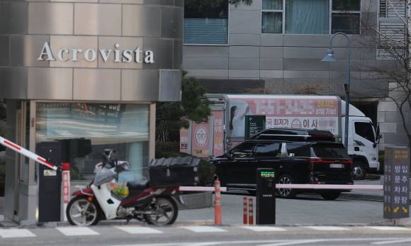 윤 전 대통령 관저 퇴거 시기는 - 윤석열 전 대통령의 파면 사흘째인 6일 윤 전 대통령이 한남동 관저에서 퇴거를 준비 중인 것으로 알려진 가운데 이날 윤 전 대통령 사저가 위치한 서울 서초구 아크로비스타의 모습. 2025.4.6 연합뉴스