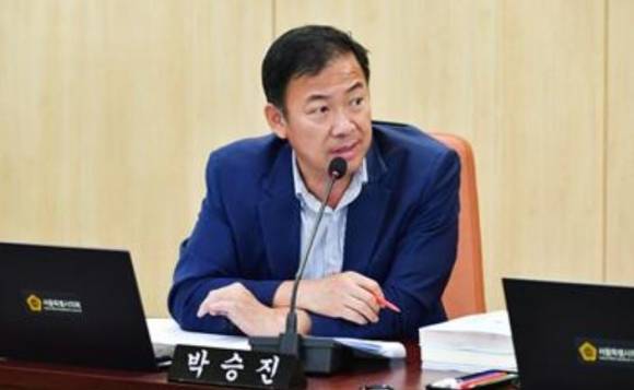 질의하고 있는 박승진 의원