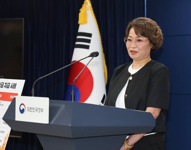 김성자씨가 작년 8월 27일 서울 종로구 정부서울청사에서 국민권익위원회로부터 포상금을 받은 후 수상 소감을 말하고 있다. 사진 제공=권익위