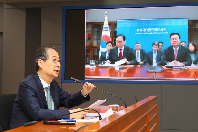 한덕수 대통령 권한대행 국무총리가 10일 정부서울청사에서 미국 도널드 트럼프 행정부의 관세 정책 대응을 위해 방미 중인 정인교 산업통상자원부 통상교섭본부장, 조현동 주미한국대사로부터 화상으로 상황 보고를 받으며 발언하고 있다. 국무총리실