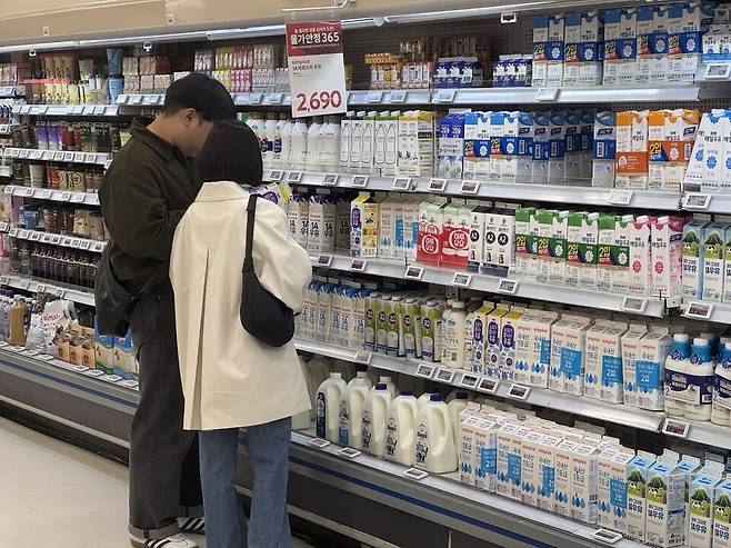 4월9일 오후 7시 서울 마포구 홈플러스 합정점에서 한 연인이 냉장 우유 진열대 앞에 서서 함께 제품을 고르고 있다. ⓒ시사저널 백진우